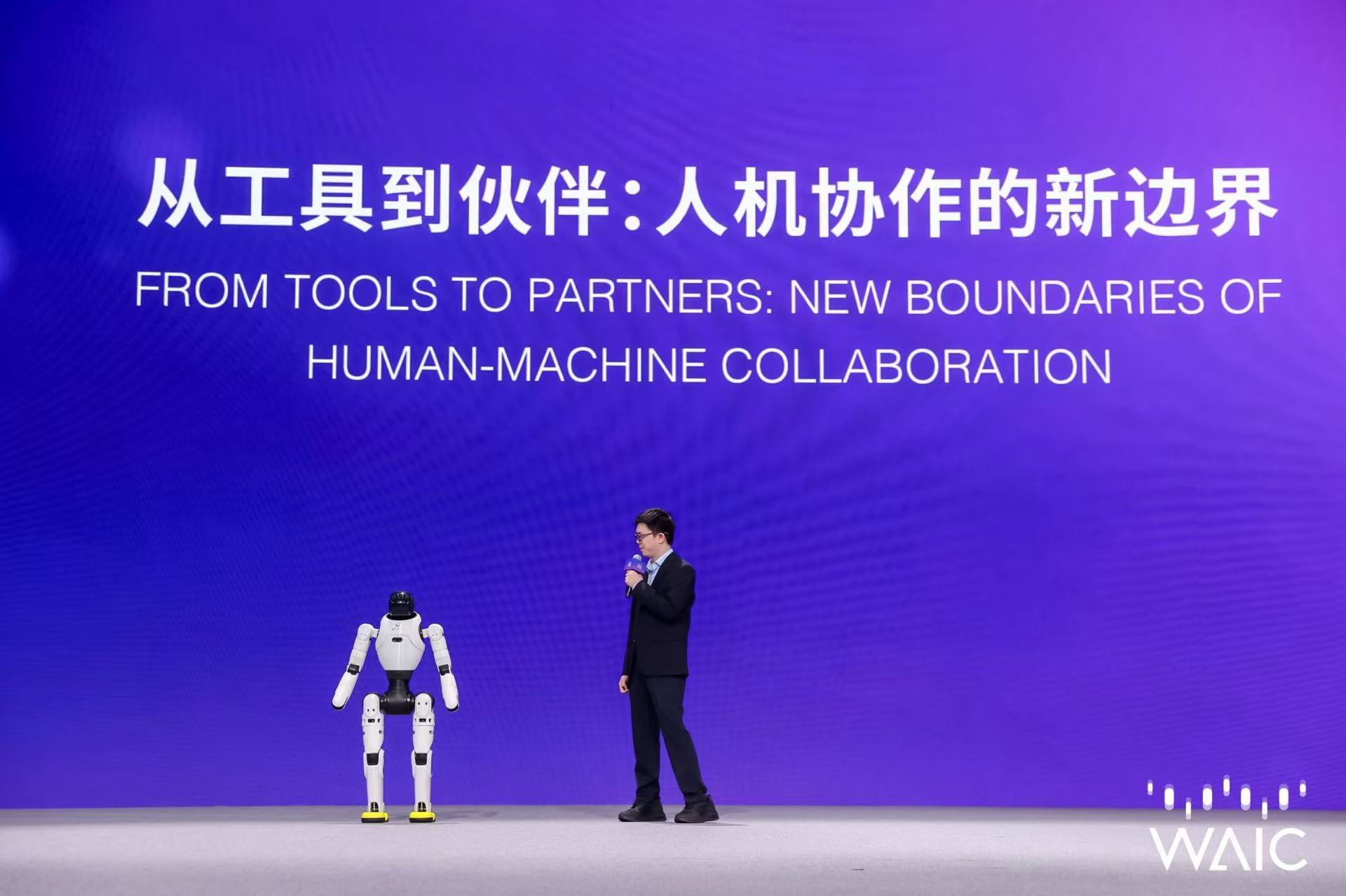 稚暉君在WAIC主論壇發(fā)布“靈渠OS”開...